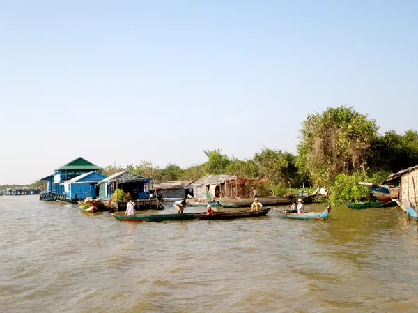 Villaggio galleggiante Tonle lago linfa. Cambogia — Foto Stock