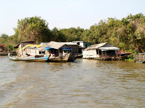 Villaggio galleggiante Tonle lago linfa. Cambogia — Foto Stock