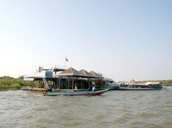 Plovoucí vesnici jezero tonle sap. Kambodža — Stock fotografie