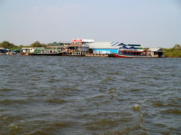 Villaggio galleggiante Tonle lago linfa. Cambogia — Foto Stock