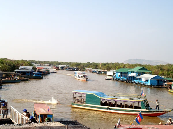 Schwimmende Dorf Tonle Saft See. Kambodscha — Stockfoto