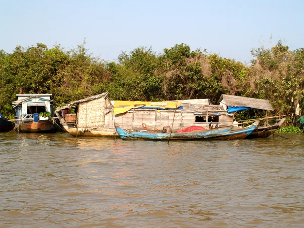 Villaggio galleggiante Tonle lago linfa. Cambogia — Foto Stock