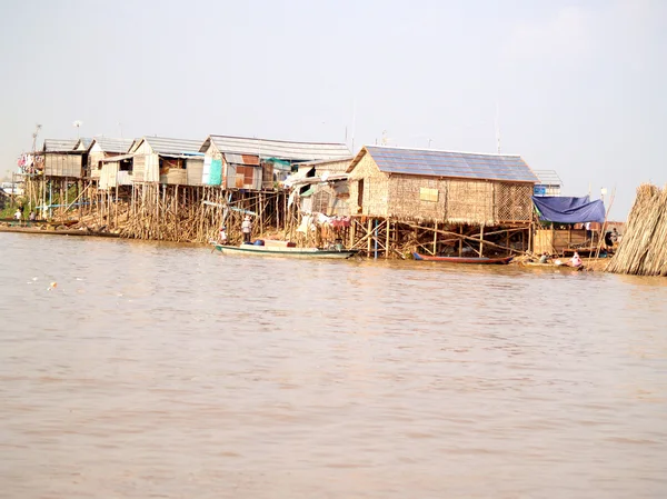 Plovoucí vesnici jezero tonle sap. Kambodža — Stock fotografie