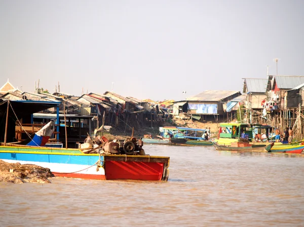 Pueblo flotante Tonle lago savia. Camboya — Foto de Stock