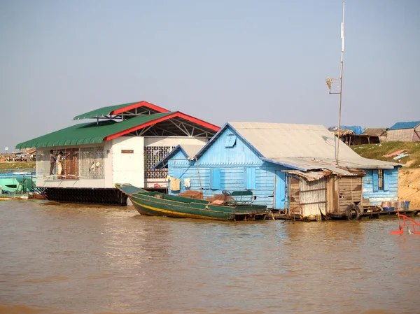 Plovoucí vesnici jezero tonle sap. Kambodža — Stock fotografie