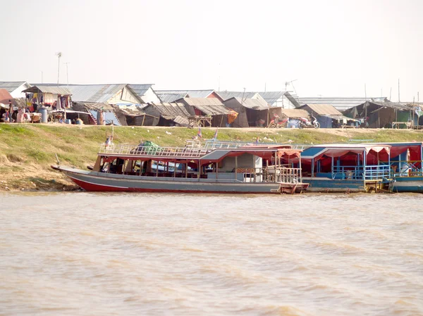 Plovoucí vesnici jezero tonle sap. Kambodža — Stock fotografie