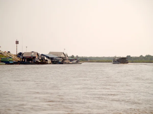 Plovoucí vesnici jezero tonle sap. Kambodža — Stock fotografie