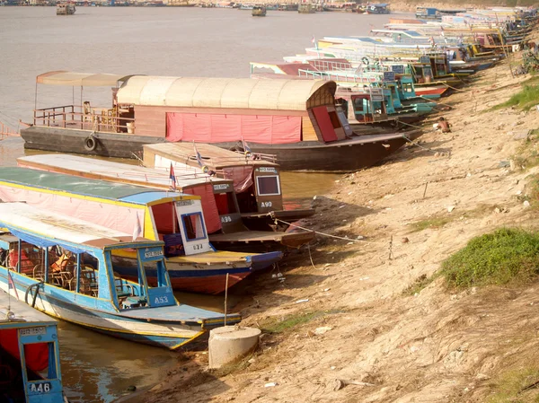 Pueblo flotante Tonle lago savia. Camboya — Foto de Stock