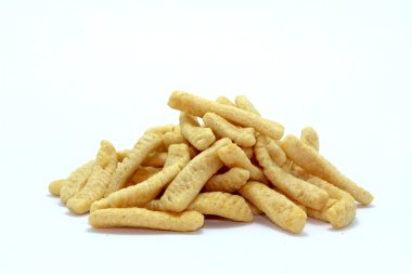 beyaz zemin üzerinde yığınlar snack patates cipsi