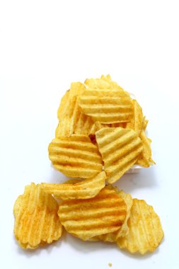 beyaz zemin üzerine kase lezzetli patates cipsi