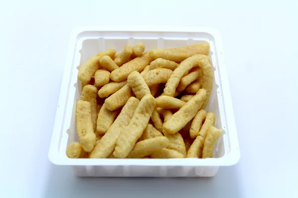 Beyaz zemin üzerinde yığınlar snack patates cipsi — Stok fotoğraf
