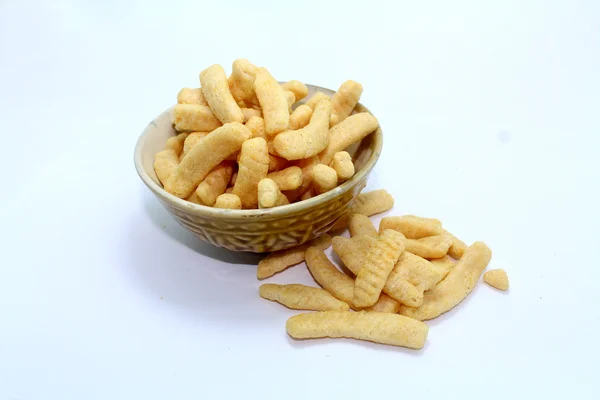 Snack patatine mucchi su uno sfondo bianco — Foto Stock