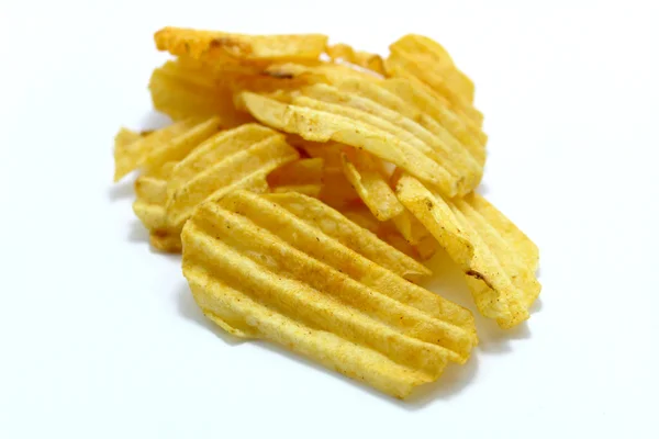 Snack patatas fritas montones sobre un fondo blanco — Foto de Stock