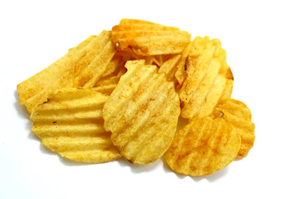 Закуска картофельные чипсы кучи на белом фоне — стоковое фото