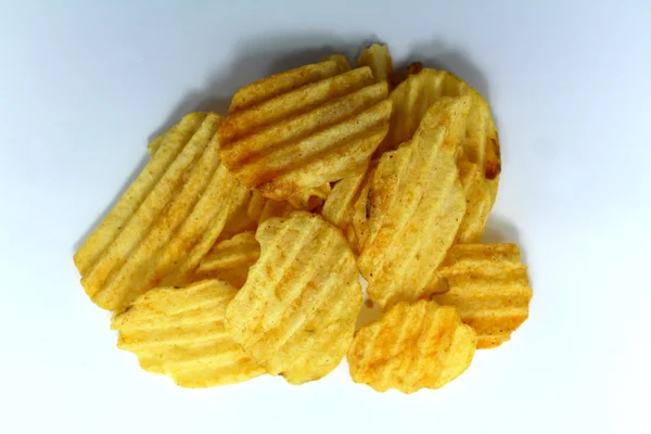 Snack-Kartoffelchips häufen sich auf weißem Hintergrund — Stockfoto