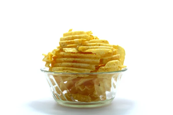 Deliciosas papas fritas en un tazón sobre un fondo blanco —  Fotos de Stock