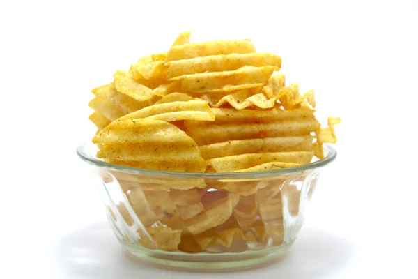 Läckra potatis chips i skål på en vit bakgrund — Stockfoto