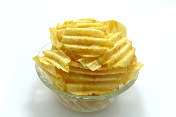 Leckere Kartoffelchips in Schüssel auf weißem Hintergrund — Stockfoto