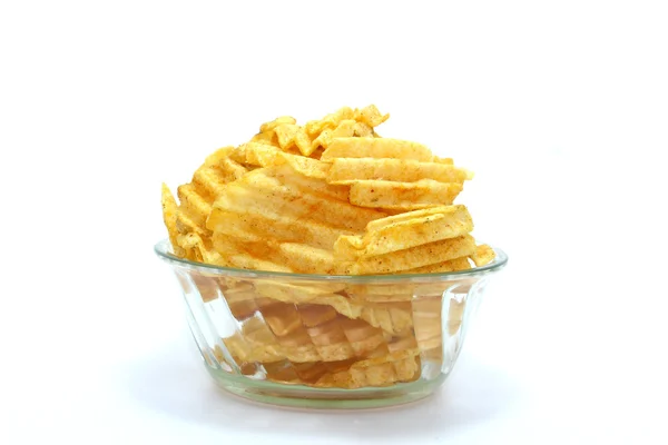 Leckere Kartoffelchips in Schüssel auf weißem Hintergrund — Stockfoto