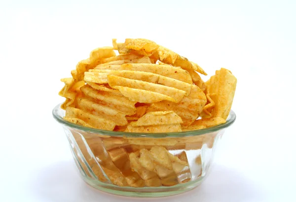 Deliciosas batatas fritas na tigela em um fundo branco — Fotografia de Stock