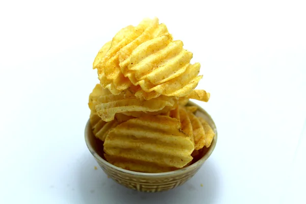 Deliciosas papas fritas en un tazón sobre un fondo blanco — Foto de Stock