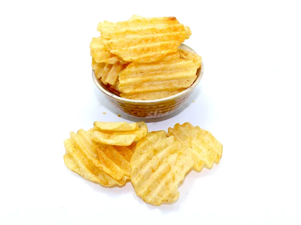 Deliciosas papas fritas en un tazón sobre un fondo blanco —  Fotos de Stock