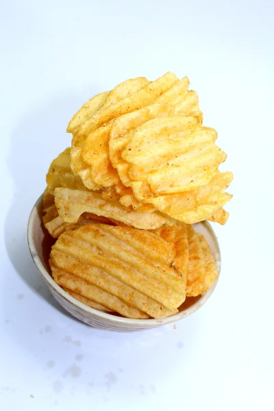 Deliciosas batatas fritas na tigela em um fundo branco — Fotografia de Stock