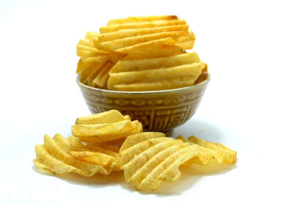 Finom burgonya chips tálba egy fehér háttér — Stock Fotó