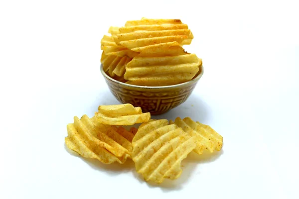 Deliciosas batatas fritas na tigela em um fundo branco — Fotografia de Stock