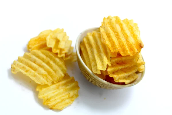 Deliciosas batatas fritas na tigela em um fundo branco — Fotografia de Stock