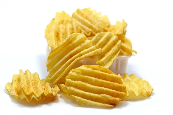 Leckere Kartoffelchips in Schüssel auf weißem Hintergrund — Stockfoto