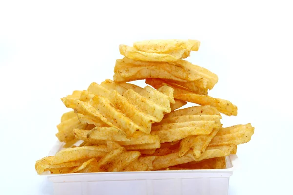 Beyaz zemin üzerine kase lezzetli patates cipsi — Stockfoto