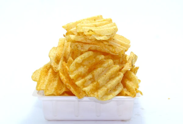 Beyaz zemin üzerine kase lezzetli patates cipsi — Stok fotoğraf