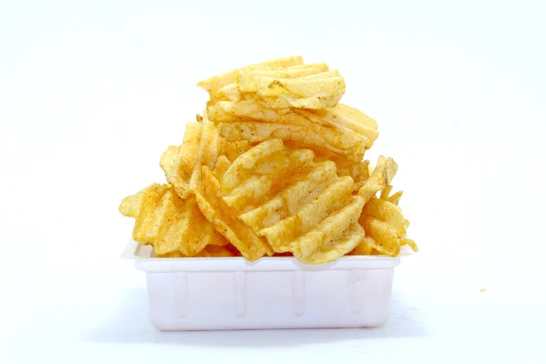 Deliciosas batatas fritas na tigela em um fundo branco — Fotografia de Stock