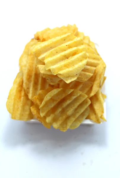 Läckra potatis chips i skål på en vit bakgrund — Stockfoto