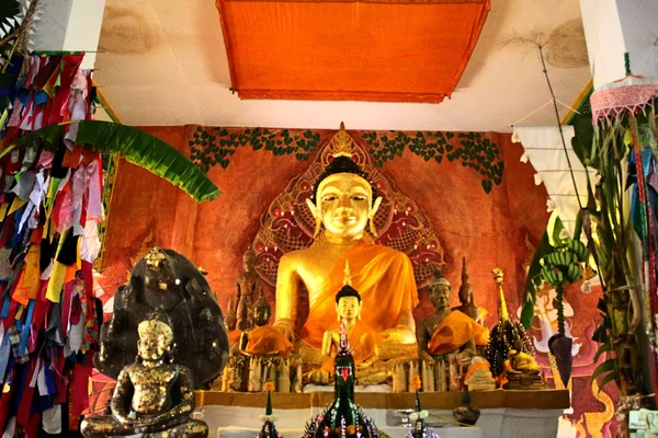 Magnifique Bouddha thaïlandais Statue d'or — Photo
