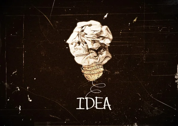 Conceito crumpled papel lâmpada metáfora para uma boa ideia — Fotografia de Stock