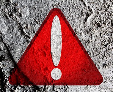 trafik işareti ve ünlem işareti duvar dokusu arka plan de