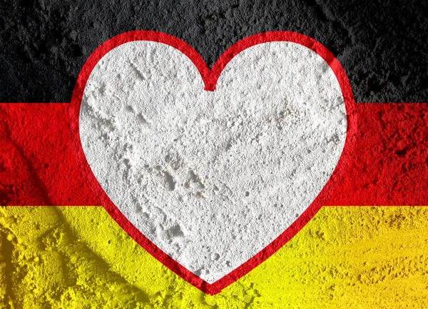 Liebe deutschland flagge zeichen herz symbol auf zementwand textur rückseite — Stockfoto