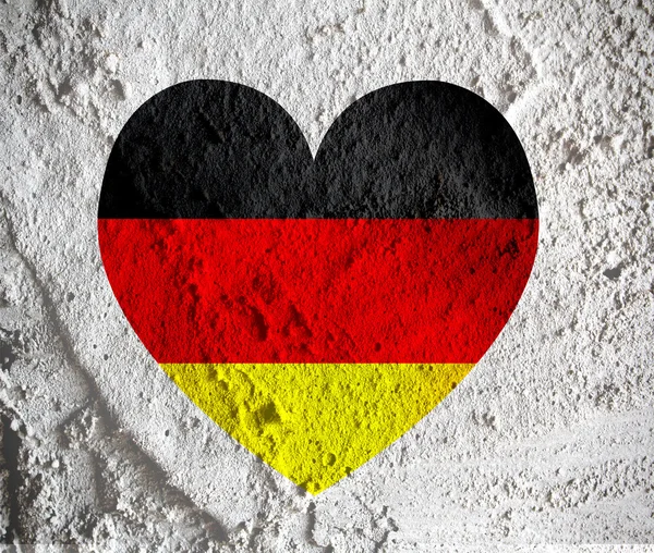 Miłość Niemcy flaga znak serce symbol na ścianie cementu tekstury powrót — Zdjęcie stockowe