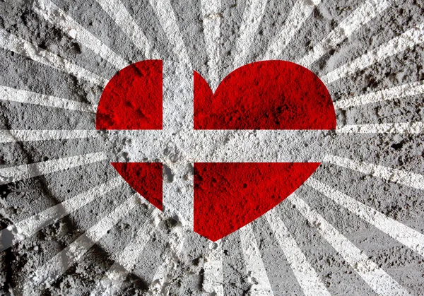 Liebe dänische Flagge Zeichen Herz Symbol auf Wand Textur Hintergrund d — Stockfoto