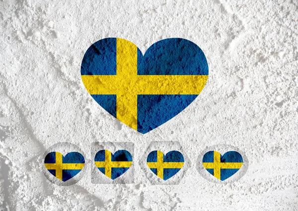 愛スウェーデン国旗ハート記号セメント壁テクスチャ背景に隠れて上 — ストック写真