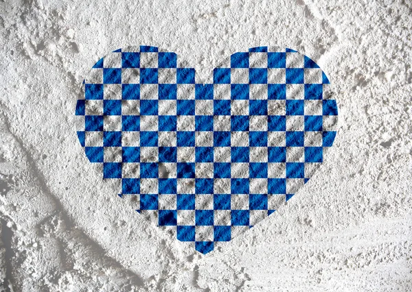 Liebe karierte Flagge Zeichen Herz Symbol auf Zementwand Textur ba — Stockfoto