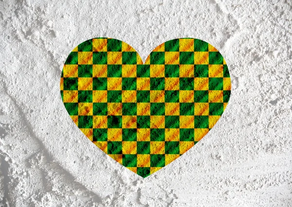 Kärlek rutig flagga underteckna Hjärtmärket på cement vägg textur ba — Stockfoto