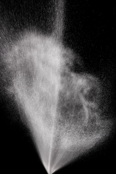 Photographie haute vitesse de l'explosion de pulvérisation remplie d'eau sur blac — Photo