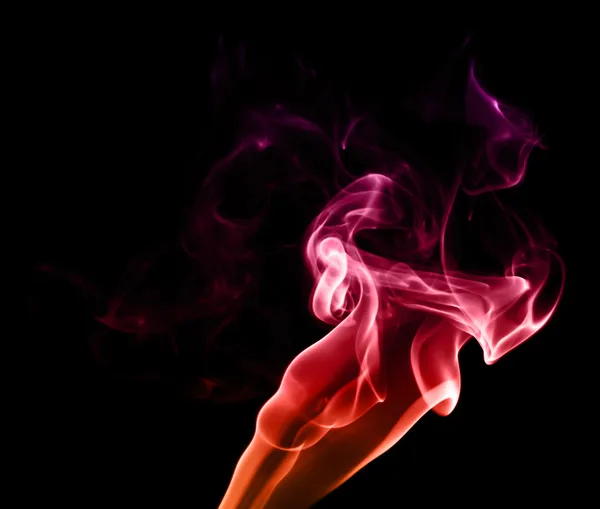 Fogo roxo vermelho como foto de fumaça abstrata no fundo preto — Fotografia de Stock