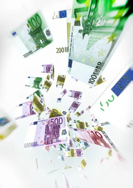 Euro rekeningen vliegen op lucht - geld concept illustratie op witte achterzijde — Stockfoto