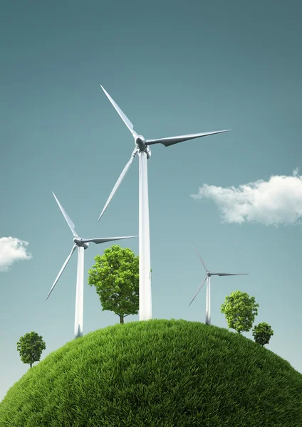 Turbinas eólicas en campos verdes y cielos azules brillantes - Green Ener — Foto de Stock