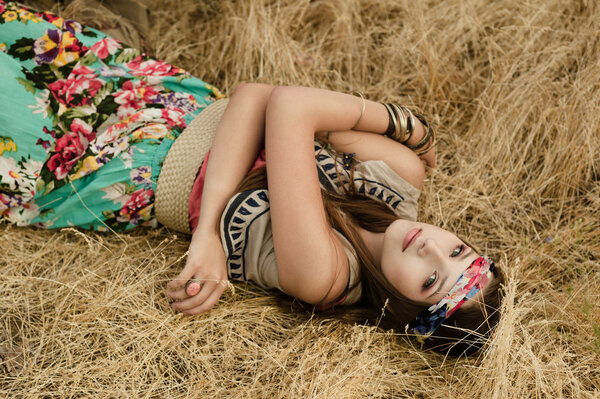 Девушка хиппи в поле
