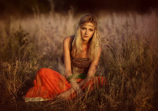 Girl of hippie in the field — Stock Photo, Image